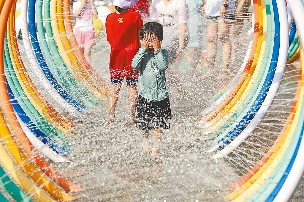 出境消費與入境消費對比,2023年台灣的旅遊逆差達4436億元,圖為小朋友在台北市兒童新樂園戲水降暑。圖/鄧博仁攝