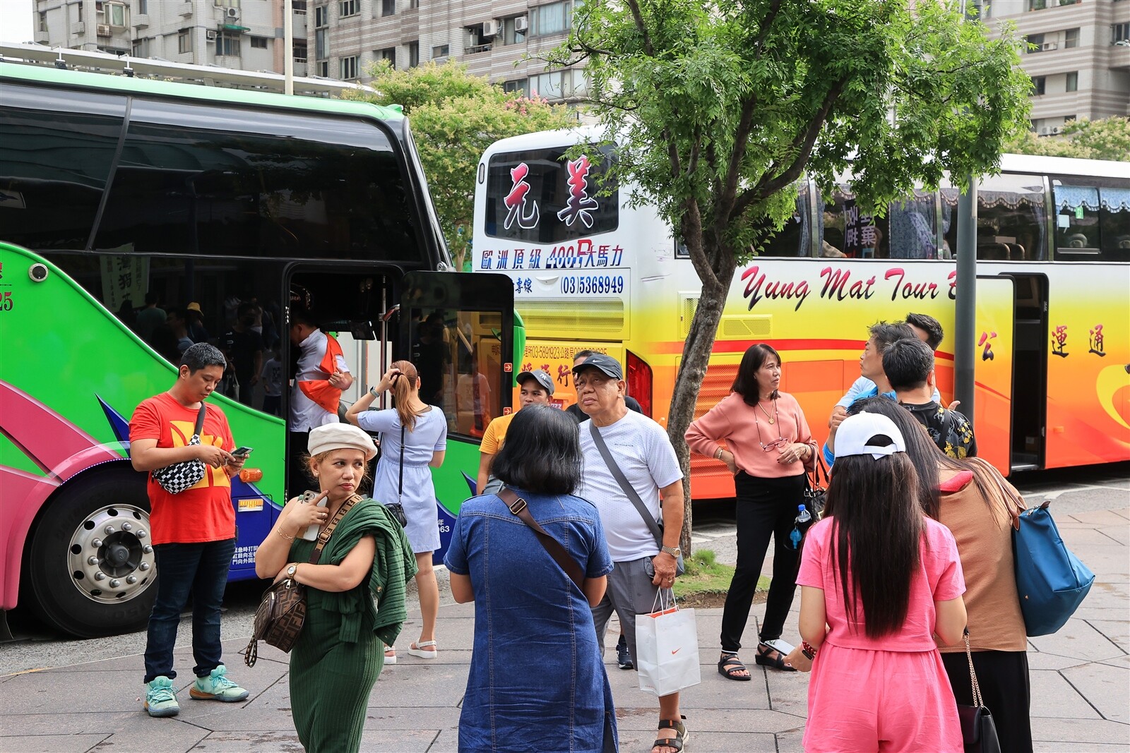 在政府極力推展下，東南亞旅客已成台灣入境旅客的主力。圖為台北一○一外的東南亞觀光旅遊團。圖中人物與新聞無關。記者余承翰／攝影 