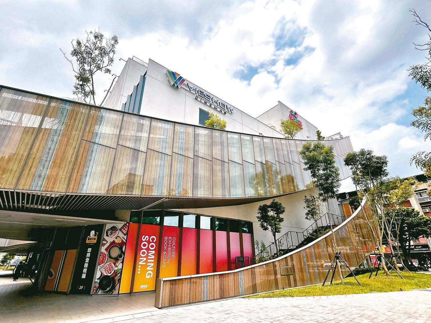 桃園市立圖書館總館的電影院棟近日掛上招牌，但目前使照和室內裝修許可仍尚未取得，民代擔憂開放期程恐延宕。記者朱冠諭／攝影 