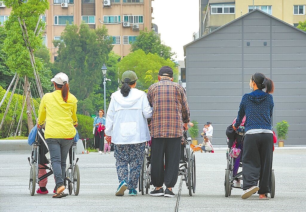 超高齡社會來臨，2060年與老年人口恐超車工作年齡人口，人口紅利消失，政府的社會福利支出將持續增加，恐造成財政負擔。 圖／中時報系資料照