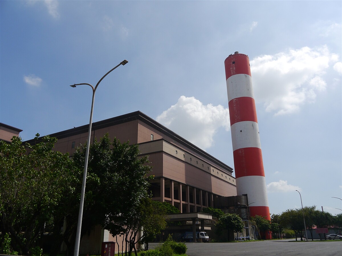 高雄南區資源回收廠營運逾24年,設備老化爐況不佳狀況頻傳,市府擬採將以促參方式建新替舊,居民擔心無法監督。圖/聯合報記者徐白櫻攝影