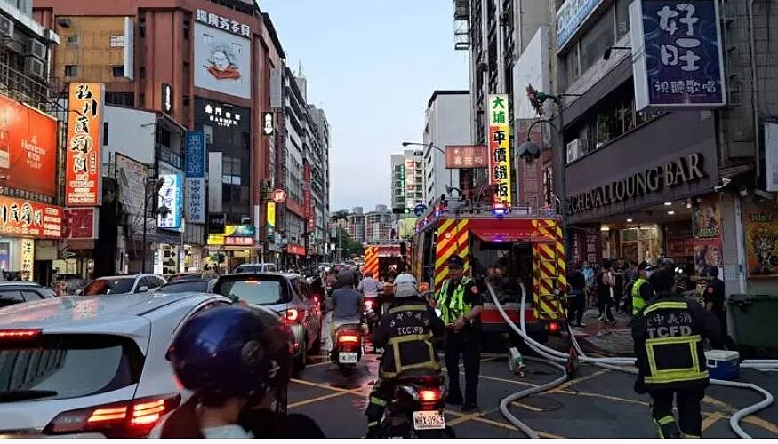 台中市中區成功路民宅在4日晚間傳出火警，火勢目前已撲滅，消防隊正在清查有無人員受困、受傷，警方到場交管。圖／記者陳宏睿翻攝