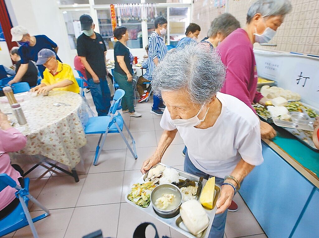 內政部統計，截至今年6月底，65歲以上老年人口占比達18.67％，推估年底會超過19.2％，預期明年台灣將邁入老年人口逾20％的超高齡社會。圖為台北市南機場樂活園地。圖／中時報系資料照