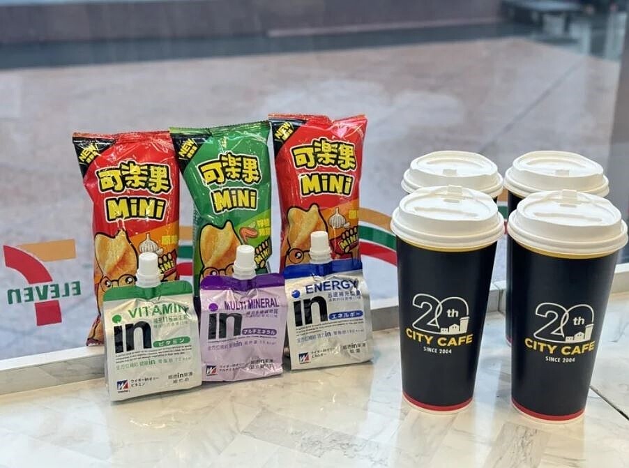 7-ELEVEN自8月5日至8月6日限時2天加碼推出CITY CAFE特大杯美式咖啡買2送2、可樂果Mini（原味／檸檬辣雞翅）買2送1、威德in系列買2送1，於活動期間持指定DM至門市刷專屬優惠條碼，即可享優惠。圖／7-ELEVEN提供
