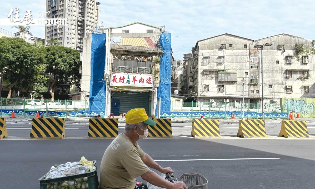 目前都更轉賣方市場，房東稍有不慎，很可能成為都更孤島的受害者，圖為北市萬華區萬大路的都更孤島「義村羊肉爐」。