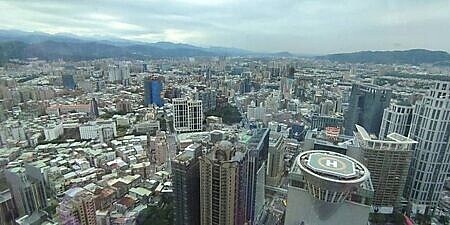 台股5日重跌逾1,807點,引發房市近一年來多頭走勢轉空的疑慮,房地產業者認為,股市短期波動難免,就資金、利率和需求等三面向來看,目前仍未見反轉跡象。圖∕本報資料照片