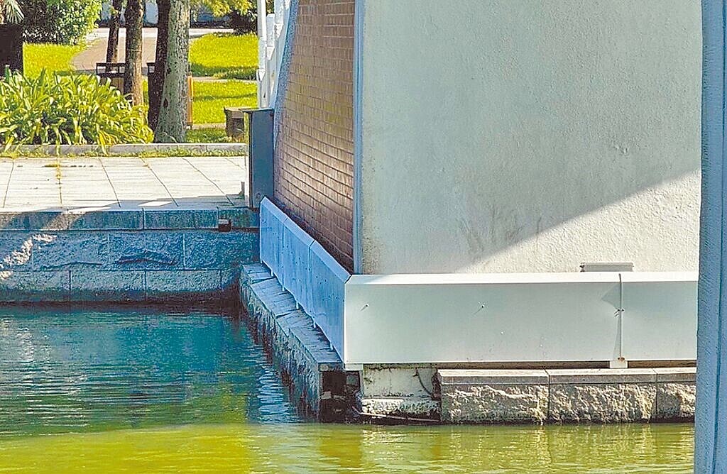 台北市大湖公園的「錦帶橋」，有里民發現疑似因近期地震頻繁，導致橋底下層龜裂、破損，恐有安全疑慮。圖／台北市議員陳宥丞研究室提供、劉瑋晴台北傳真