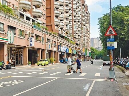 
高雄河堤社區旁河堤路上，行人穿越道被批評不友善，高雄市交通局承諾改善。（任義宇攝）
