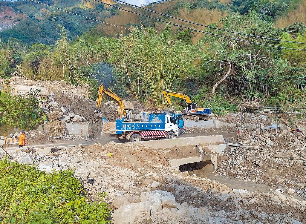 凱米颱風造成嘉義縣多條道路重大危害，需復建、整修，縣府建設處初步統計，光縣府列管縣鄉道修復經費就超過15億元，尚不包括各鄉鎮市公所負責的道路整建經費。圖／嘉義縣政府提供、呂妍庭嘉義傳真