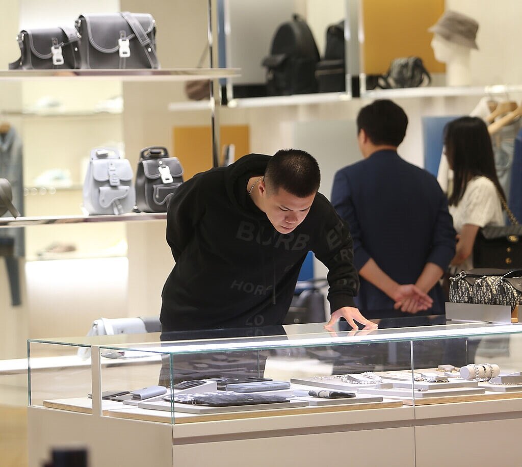 7月暑假帶走人潮、8月股災賠掉荷包。中時報系資料照