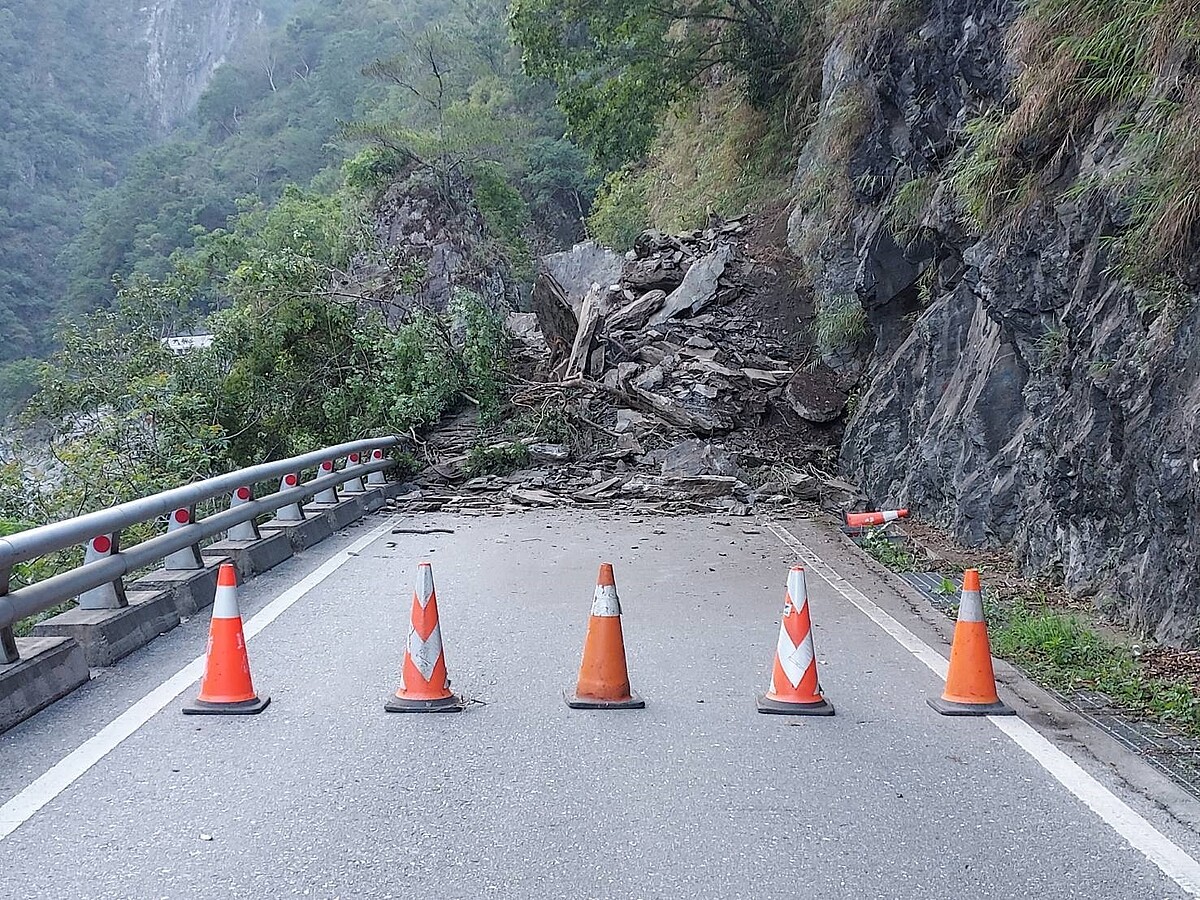 台20線191K台東縣海端鄉新武路段邊坡坍方，落石阻斷雙向道路無法通行，預計中午搶通。圖／關山工務段提供