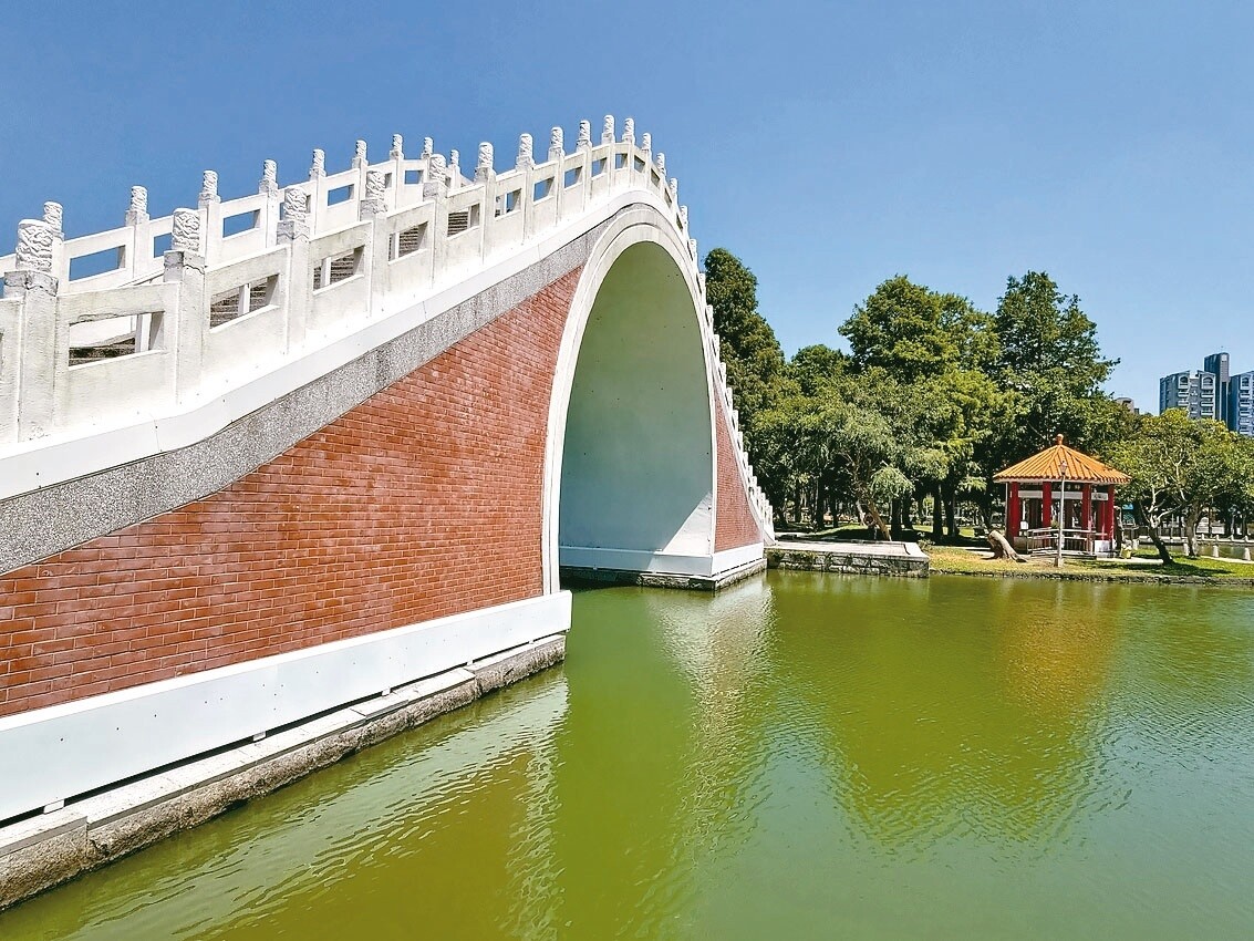 大湖公園「錦帶橋」（圖）在今年多次地震後，橋底下層龜裂破損。記者林麗玉／攝影 