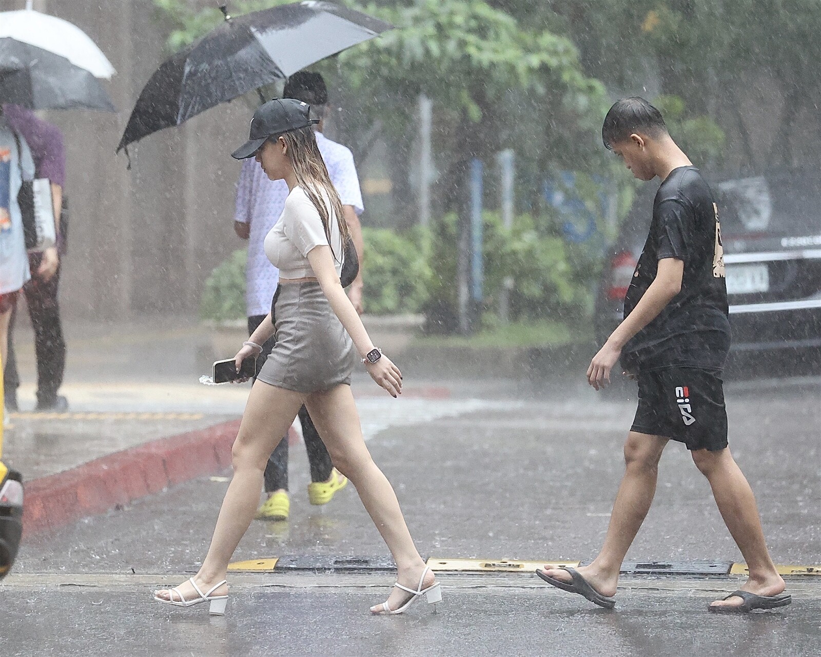 未來10天高溫悶熱、午後西北雨天氣型態，台中以南易有局部短暫雨。本報資料照片 