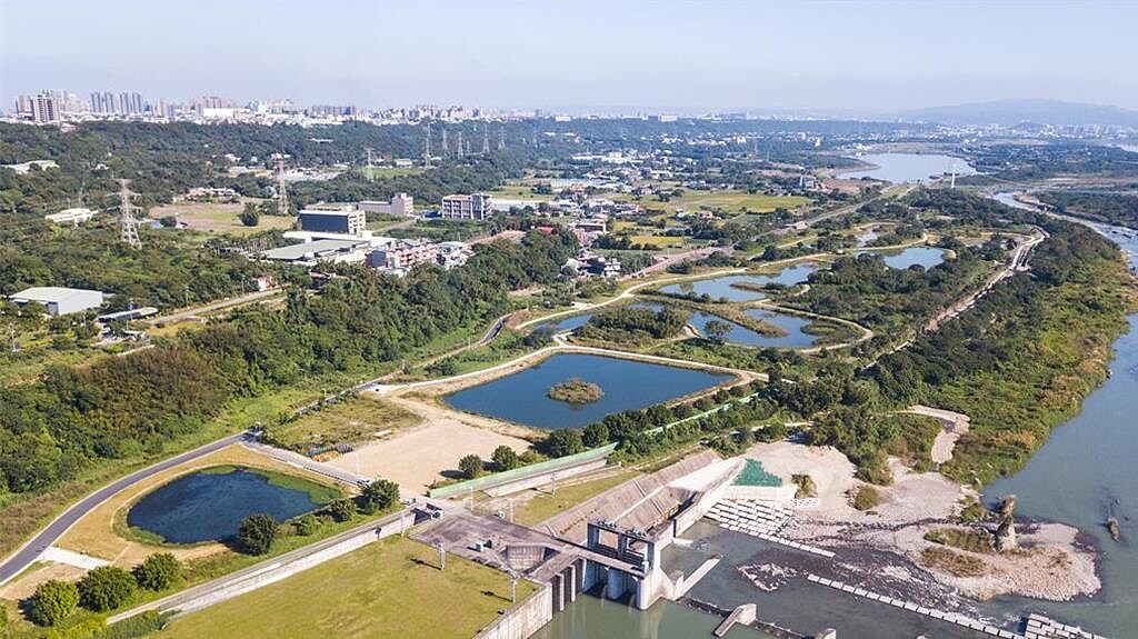 桃園市水務局為改善大漢溪水質,由中央與市府斥資1.83億元,執行「大溪埔頂排水水環境改善計畫」,打造7個人工溼地處理生活汙水,預計9月底前完成驗收,全區對外開放。圖/桃市水務局提供、呂筱蟬桃園傳真