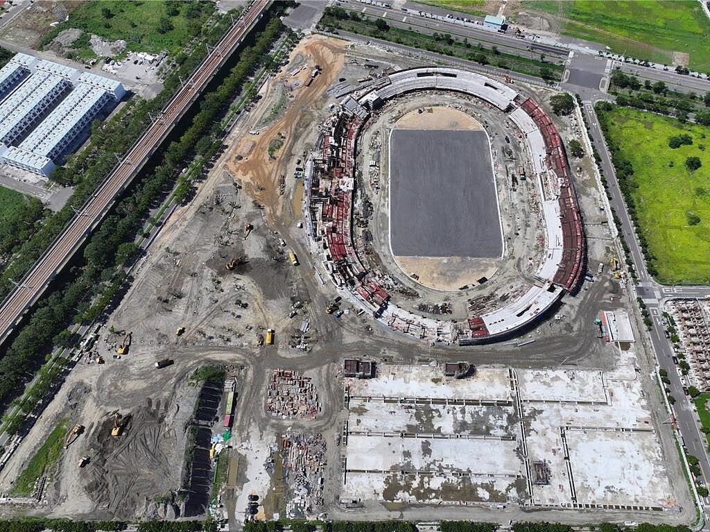 雲林縣府承辦2025年全國運動會,去年11月動工興建虎尾高鐵運動園區田徑場,目前工程已完成36.5%(見圖),5日縣府表示針對上個月凱米颱風豪大雨造成各地嚴重淹水,工地通過考驗並未積水。圖/雲林縣政府提供、張朝欣雲林傳真