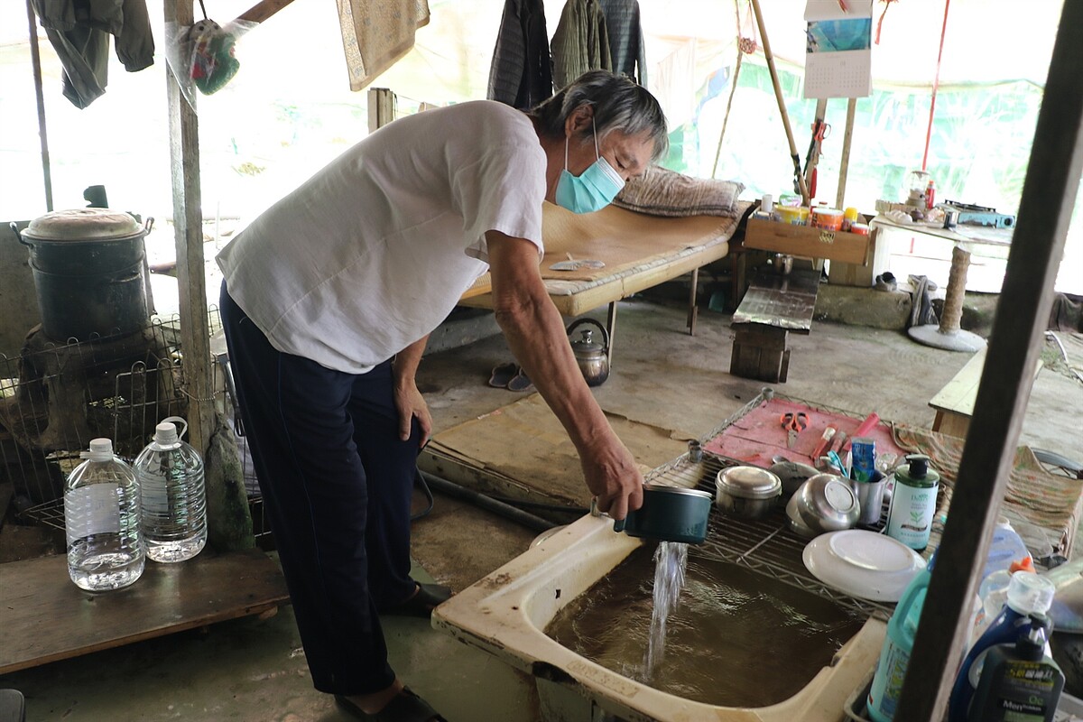 沒電也能活!15年來第一次吹電風扇 新店74歲「山頂奇人」揭身世 阿雄獨居新店山區15年,沒有電,水則是接引山泉水到一只破舊的浴缸。圖/新北市社會局提供