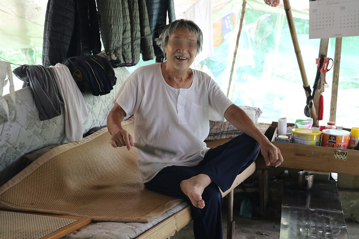 沒電也能活!15年來第一次吹電風扇 新店74歲「山頂奇人」揭身世 「山頂奇人」阿雄在新店山區搭帆布棚架獨居生活15年,晚上就睡在這張床上。圖/新北市社會局提供