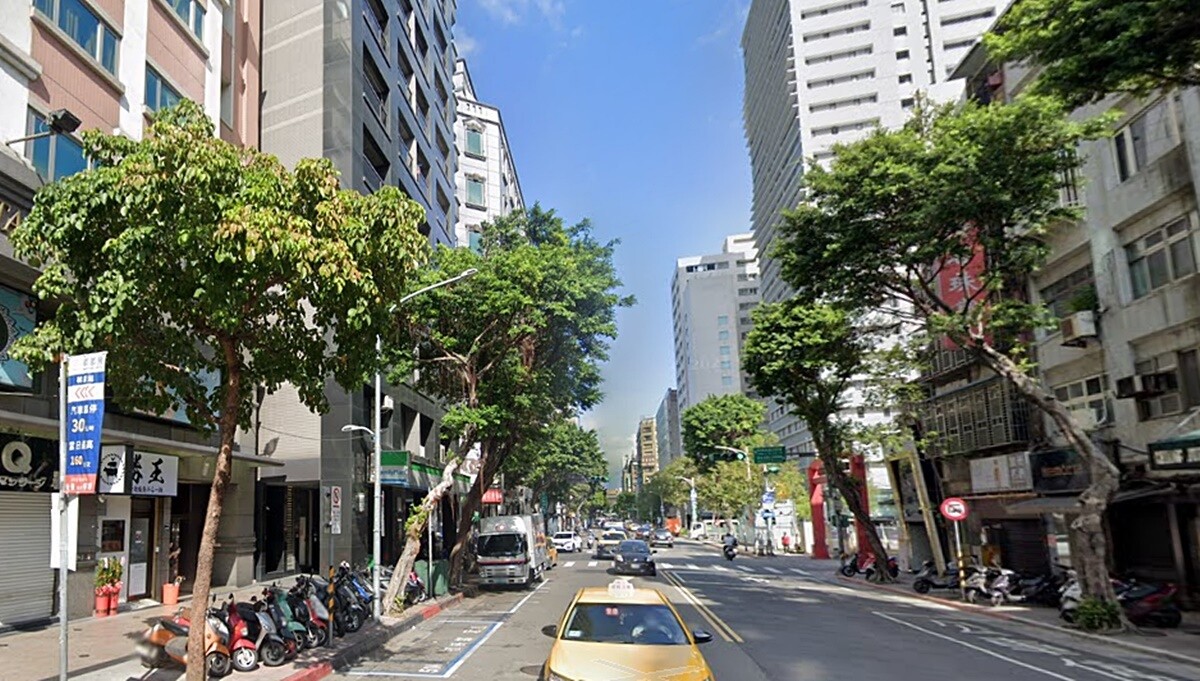便宜也別碰?「這款房」泡沫化ing 「這些情況」快逃為妙 李興中表示,林森北路的小宅產品確實相當受歡迎,不管是上班族、剛出社會的新鮮人,都會選擇在此租屋,也帶動該區域小宅買氣。圖/google map