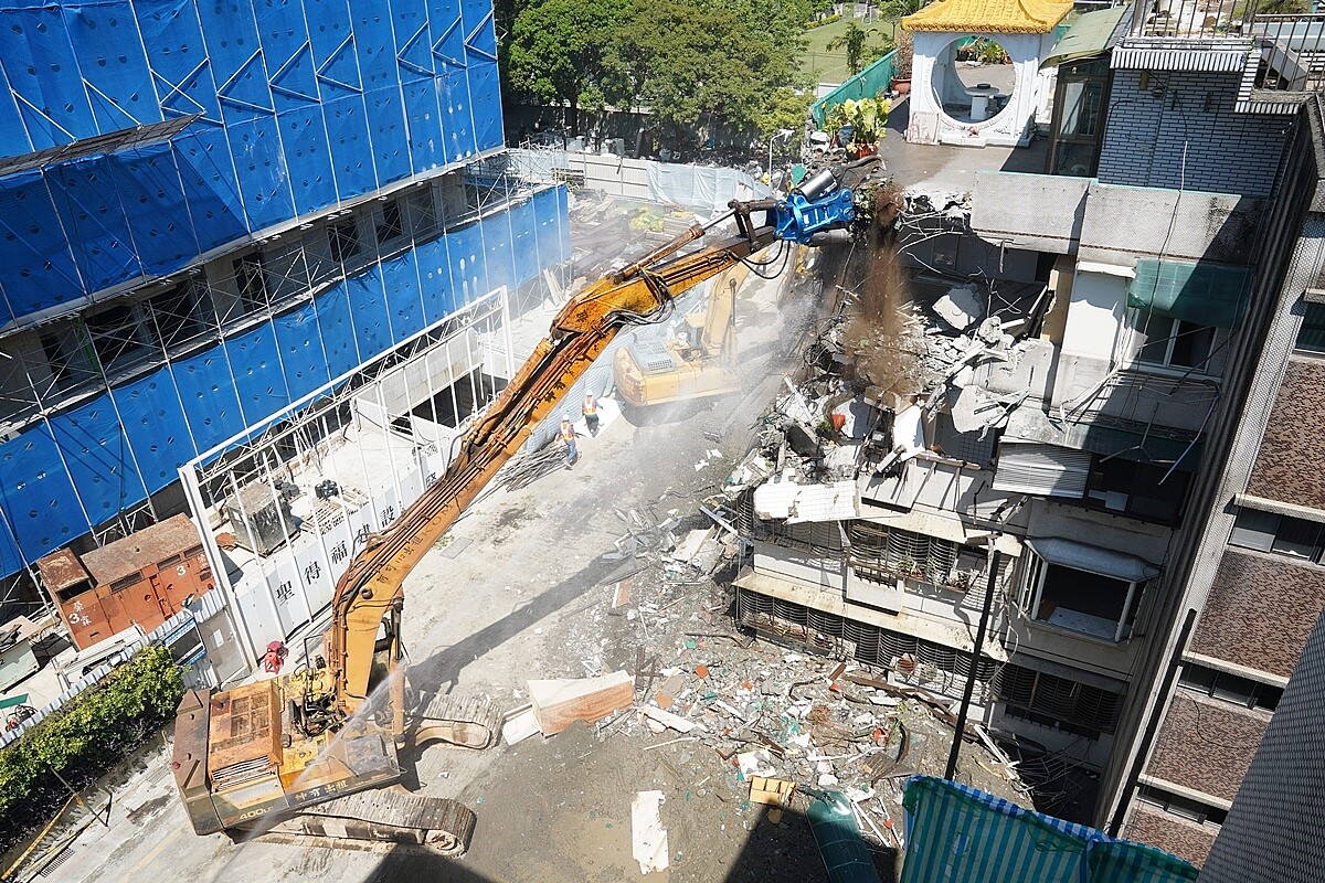 「基泰大直」工地意外東側與南側傾斜民宅兩基地，住戶整合比例已相當高，而坍塌損毀的老公寓將與基泰建設整合重建。圖／台北市政府提供