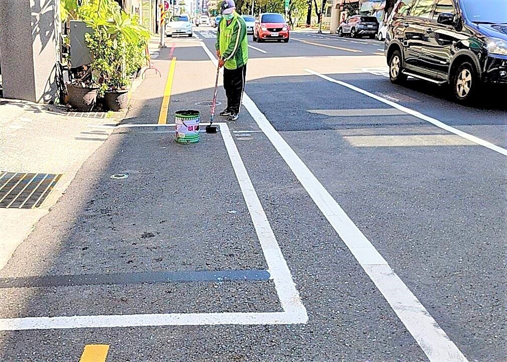 交通局先行檢討中西區路邊停車格長度是否符合標準。圖／交通局提供