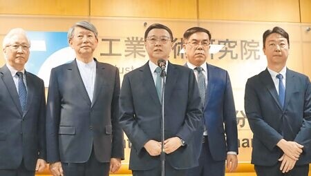 
面對台股重挫，行政院長卓榮泰（中）6日表示，台灣的經濟基本面非常健全，禁得起各種考驗。（邱立雅攝）
