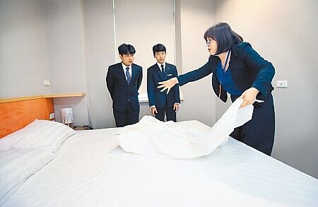 
勞動部6日預告修正《雇主聘僱外國人許可及管理辦法》擬開放「畢業僑外生旅宿服務工作」。（本報資料照片）
