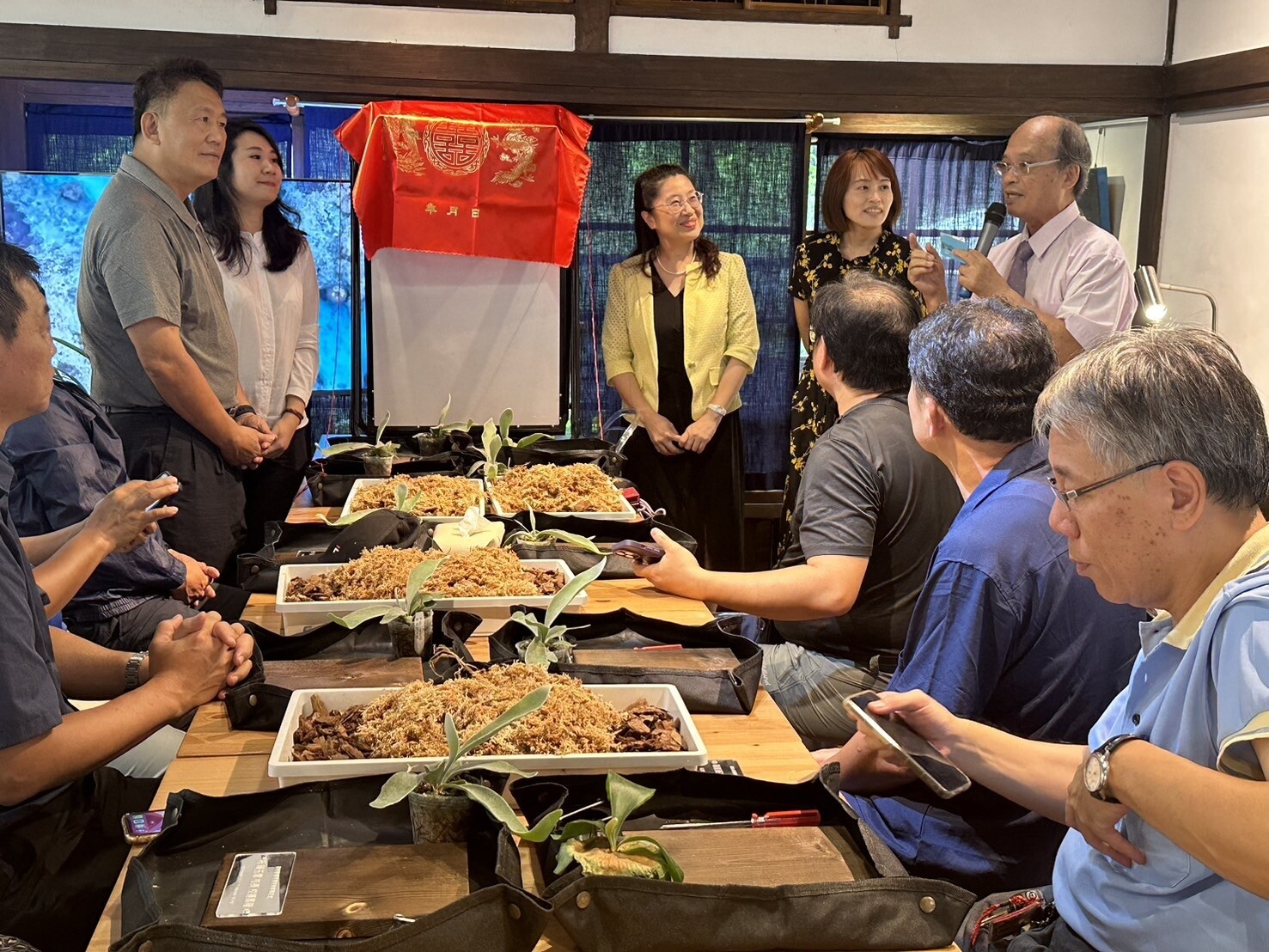 屏東市中正國小校長宿舍是屏東縣歷史建築，歷經修復後，經招商後由熱愛植物團隊「森舍聚場」運營，6日正式開幕，搭配展覽，縣內數10名校長齊聚製作鹿角蕨，賦予老校長宿舍新生命。記者劉星君／攝影 