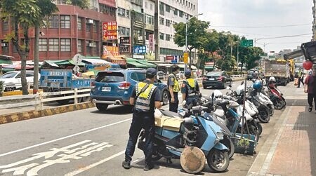 
桃園市中壢區新明市場整頓計畫於5日開始，跨局處進行市容整頓，滅鼠及清除垃圾。警察局加派警力全時段共45名警察巡邏，交通局則改善道路周邊交通標誌，改善道路環境。（廖姮玥攝）
