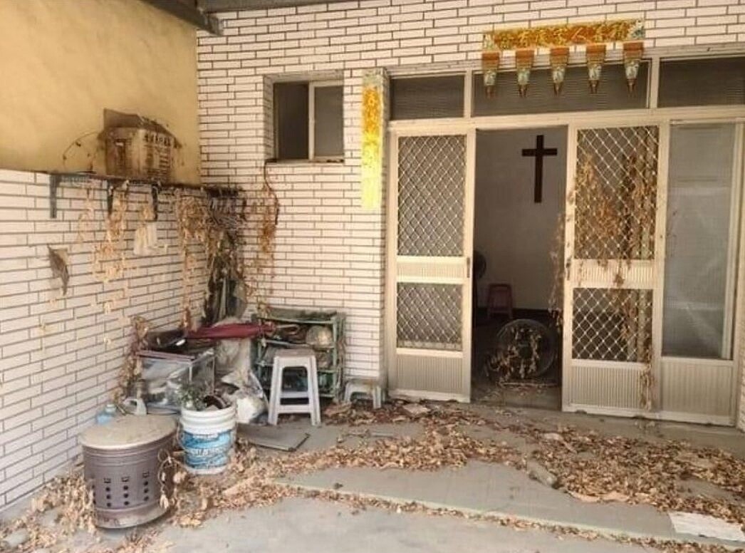 正值農曆鬼月,有名李先生在臉書「新竹房屋買賣平台」徵求勇者入住凶宅洗屋,還標榜「一天一萬,現領」,換算年薪高達300萬,引起網友熱議。圖/取自臉書新竹房屋買賣平台