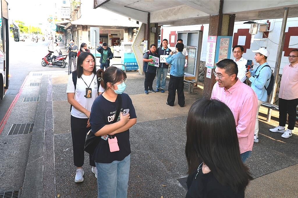 因應通勤需求，大都會客運6日起增開2088B路線上午6時40分班次。市長謝國樑（右）6日一早會勘通勤情形，與民眾打招呼。（基隆市政府提供／徐佑昇基隆傳真）