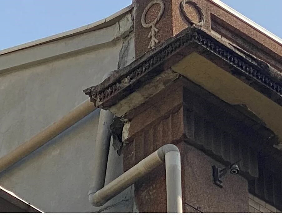 彰化縣鹿港鎮民族路與中山路口的百年老店玉珍齋,5日下午疑3樓屋簷脫落的水泥塊,砸到停在路邊的一輛轎車,造成後車廂擋風玻璃破個大洞。圖/民眾提供