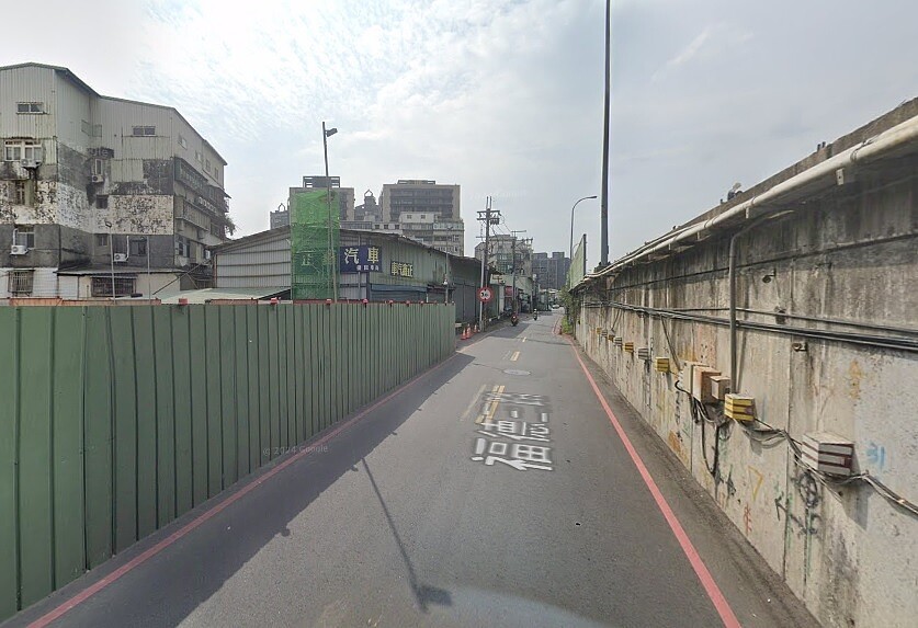 為減少汐東捷運工程障礙,市府規劃將汐東線預計行經的吉林街及福德三路,從原本道路寬度6-8米拓寬至16米。圖/翻攝自Google Map