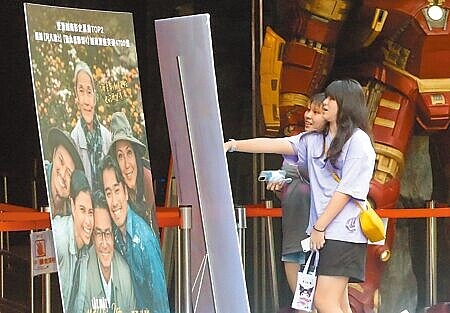 財政部下半年將端出3大減稅利多,其中娛樂稅上限起碼減半,甚至可停徵。圖為民眾看電影。(本報資料照片)