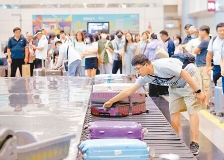 
審計部報告指出，入境旅客等候行李時間過長，桃園機場公司應檢討。圖為桃機二航廈旅客提領行李。（范揚光攝）
