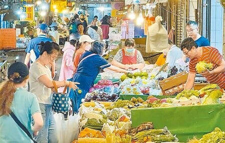 
台北市主計處7日公布最新統計，截至去年6月底，北市攤販共有2萬攤、從業員工3.1萬人，較2018年8月調查時減少0.8萬攤、1.4萬人。（本報資料照片）
