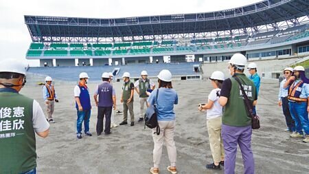 台南亞太國際棒球訓練中心成棒主球場施工進度已達97.8%,竟政策急轉要改成人工草皮,引起輿論譁然。市議會工務委員會7日會勘,一致要求維持天然草皮原設計。(寶智華攝)