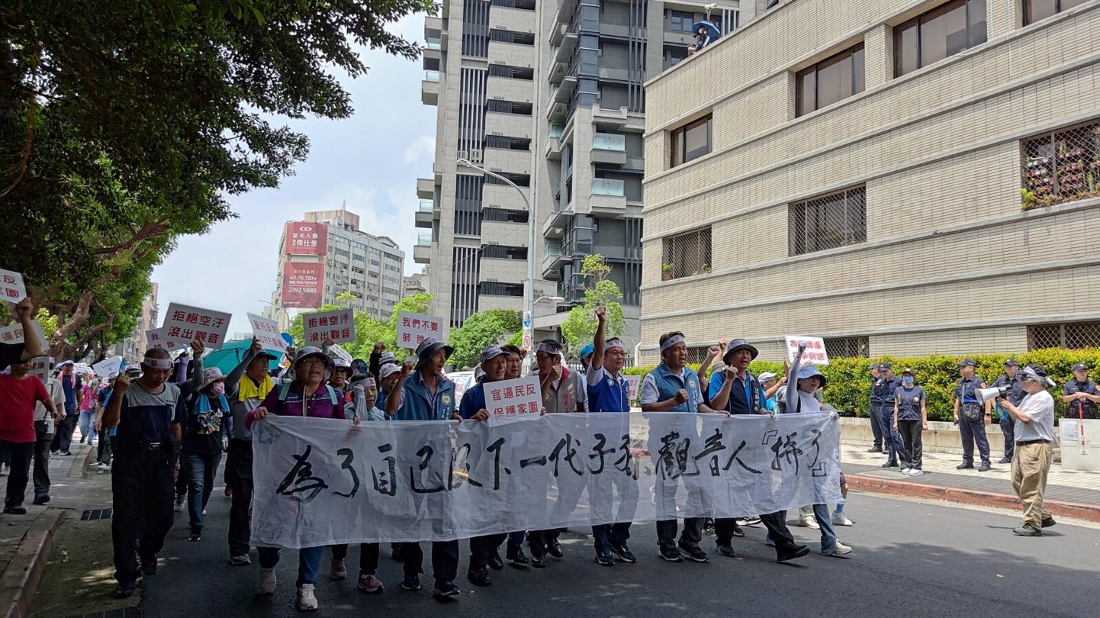 觀音區民眾認為，經濟部廢止了桃園市的廢止SRF業者入園處分，等同是支持SRF廠可以進駐園區「燒垃圾」，今日前往經濟部陳情抗議。記者陳儷方／攝影 