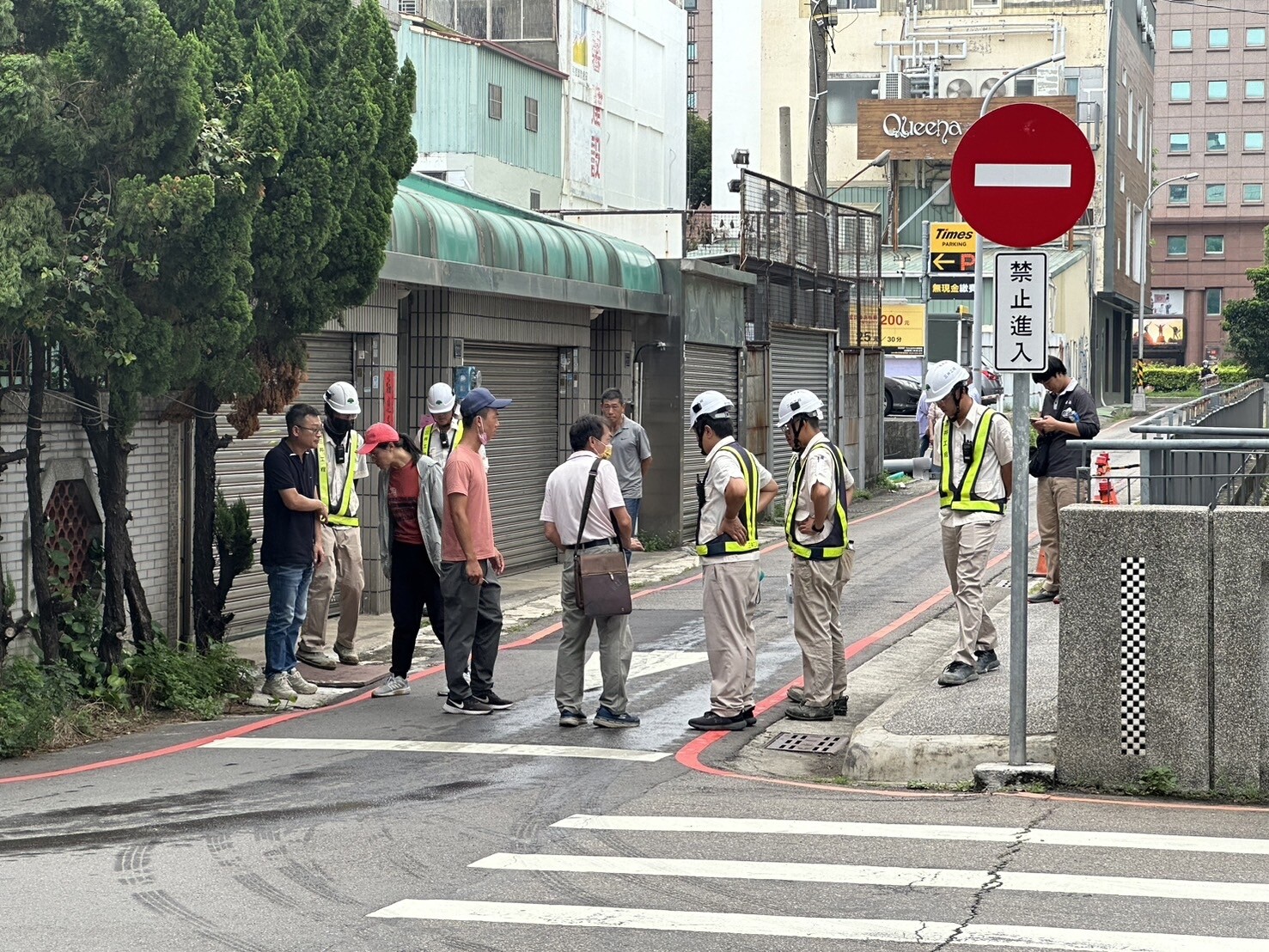 台中市西屯區大容西街與大墩20街口的人行道最近有部分塌陷，相關單位人員前往會勘。記者黃寅／攝影 