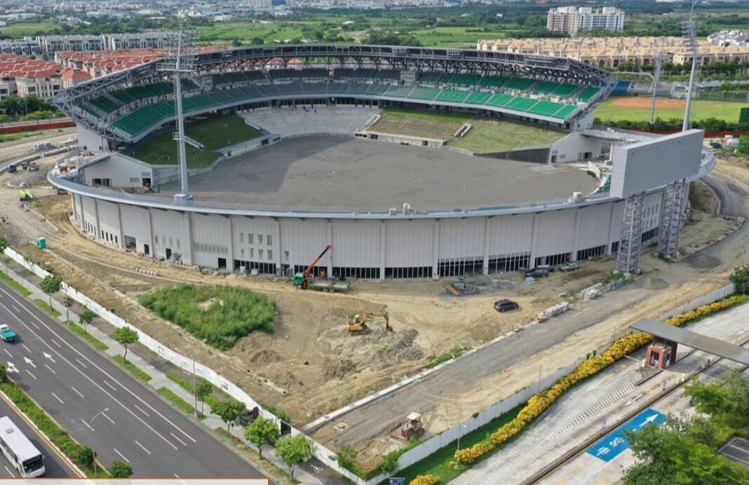 亞太棒球訓練中心成棒主球場已接近完工,有2萬5千觀眾席,是全台最大的戶外棒球場。圖/台南市工務局提供