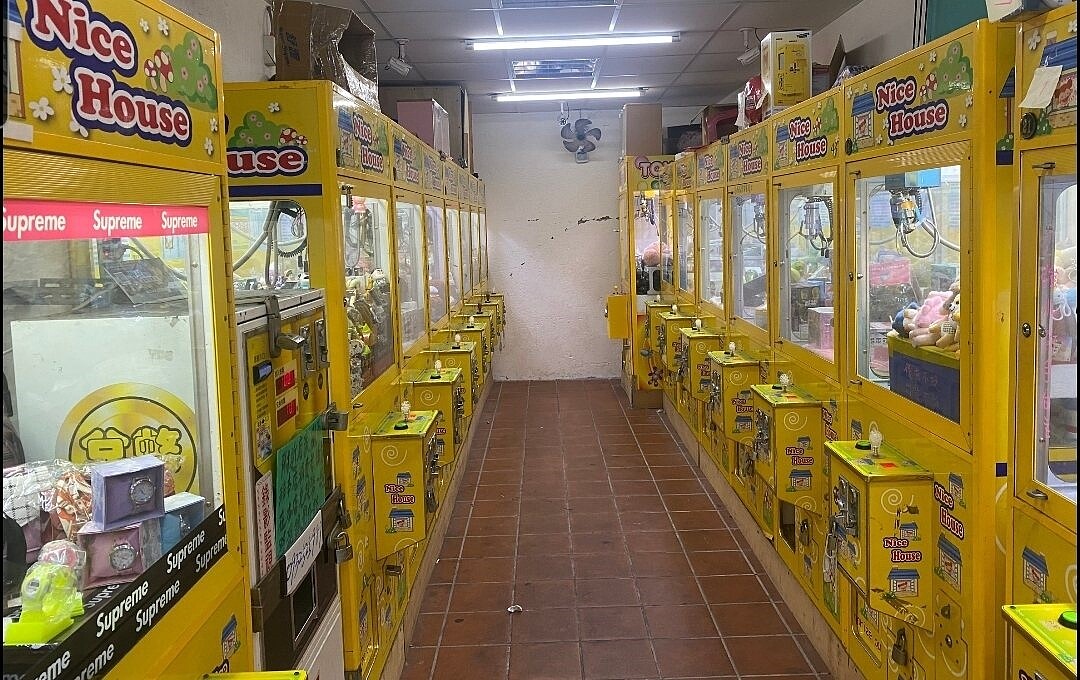 桃園市政府通過俗稱夾娃娃機的自助選物販賣業管理條例,噪音管制更嚴格,保證取物規範更能保障消費者權益。圖/經發局提供
