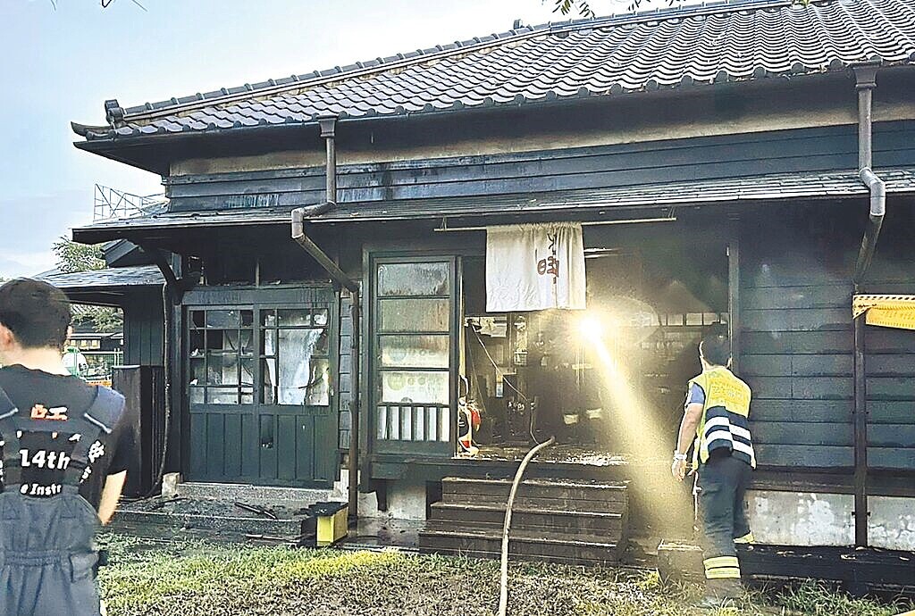 嘉義市檜意森活村7日清晨近4點突傳木屋店鋪起火，雖火勢快速撲滅，但承租業者生財器具幾乎被燒毀或淋溼，這也是檜意森活村委外經營10年來第一次發生火災。圖／林鐵及文資處提供、呂妍庭嘉義傳真