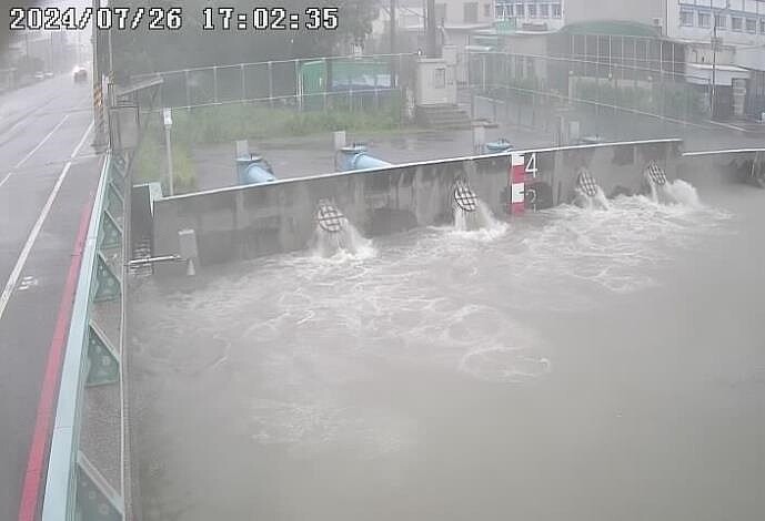 六塊寮排水總頭橋抽水機組凱米颱風運作情形。圖/台南市水利局提供