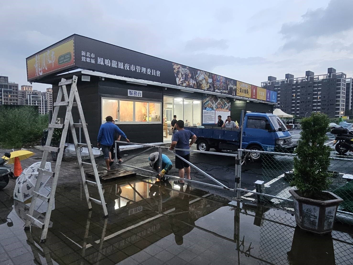 夜市業者已成立鳳鳴龍鳳夜市管委會，並在現場為試營運前做最後趕工。記者李定宇／攝影 