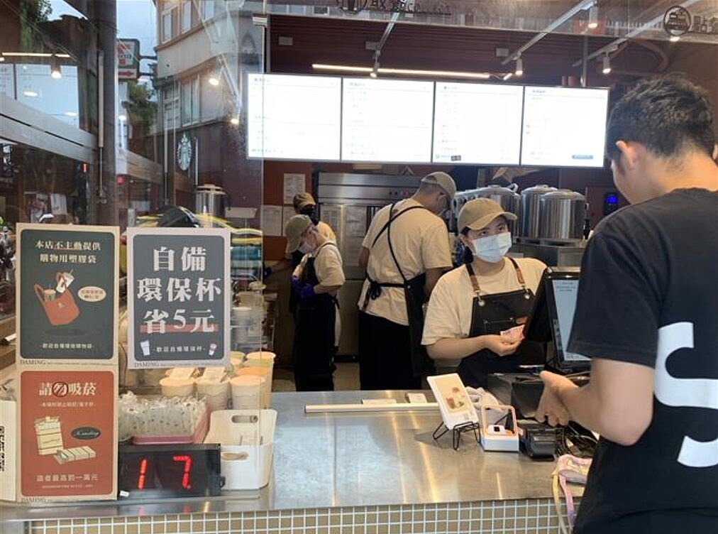 台北市衛生局前往稽查「大茗本位製茶堂」台北通化店,現場及空飲料杯內未見濕紙巾。圖/取自iMAP食藥粧網路地圖