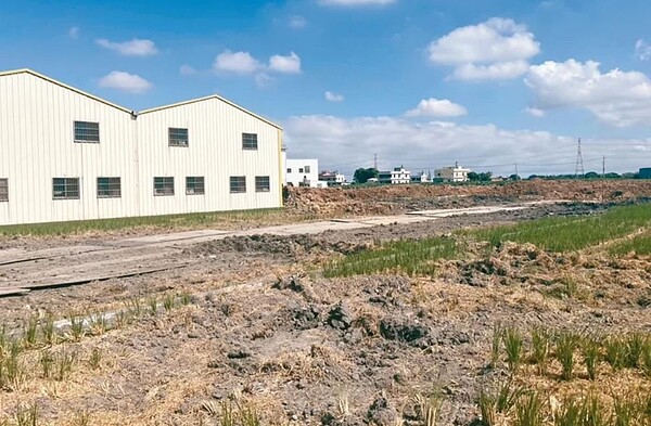 台中外埔農地遭人承租後，開挖回填營建廢土，警方獲報後逮人，全案擴大追查。圖／警方提供
