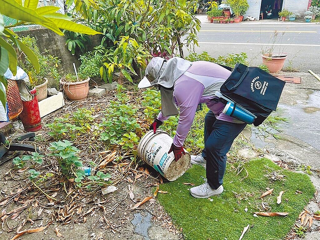 台南市登革熱防治中心加強防堵本土登革熱疫情發生，迄已針對查獲陽姓孳生源，開出846張舉發單。圖／台南市衛生局提供、曹婷婷台南傳真