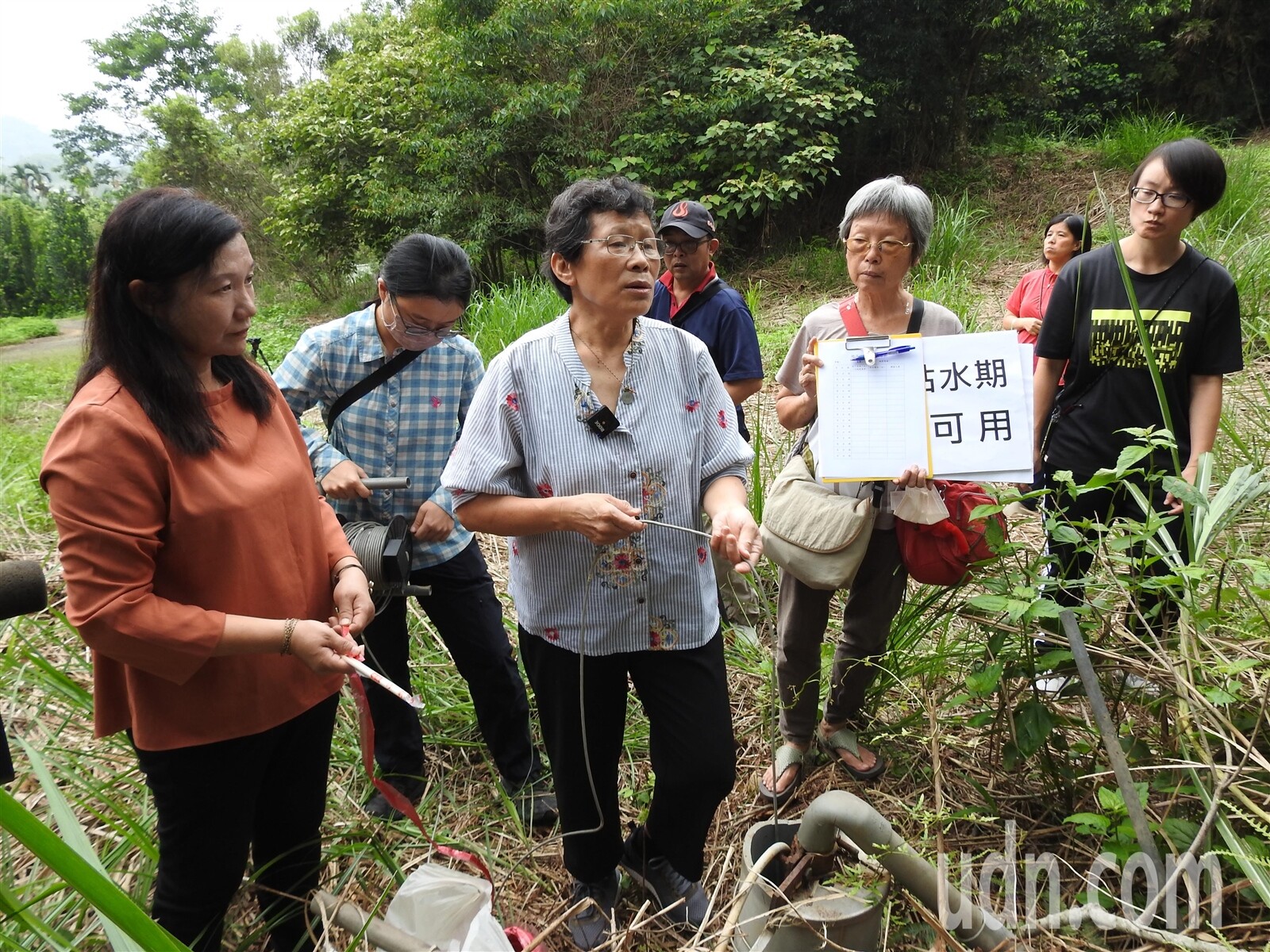 南投埔里一新、廣成里等居民今成立地下水位調查小組，監督施政聯盟召集人陳椒華（右3）教導居民收集水位監測數據。記者賴香珊／攝影 