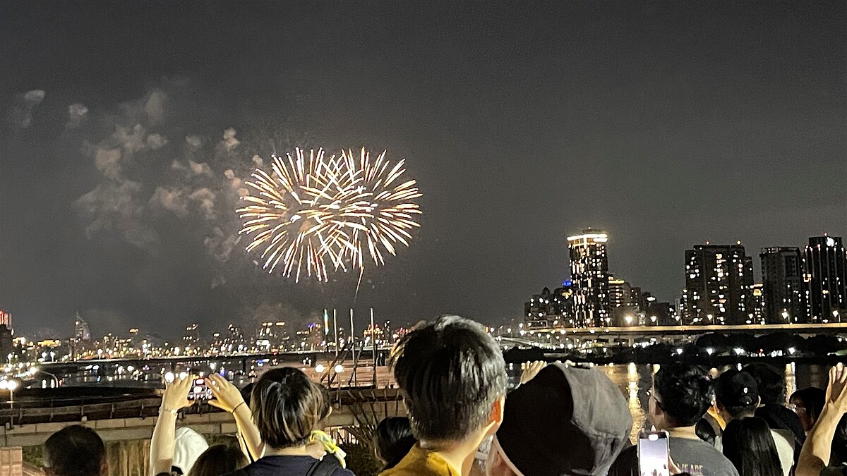 迪化休閒運動公園賞大稻埕七夕花火。圖／北市府提供