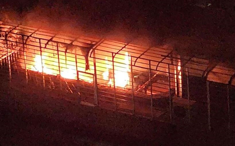 新北市土城區金城路三段日椙集合式住宅大樓9樓凌晨1時許發生火警,猛烈火舌從屋內竄出。圖/翻攝自臉書「我是土城人」