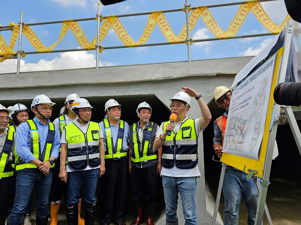 地政局長汪禮國(右一)說明,四孔箱涵為全國罕見的大型箱涵。圖/新北市地政局提供